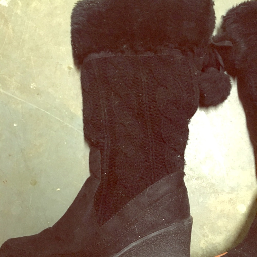 Black fur and cable knit boots